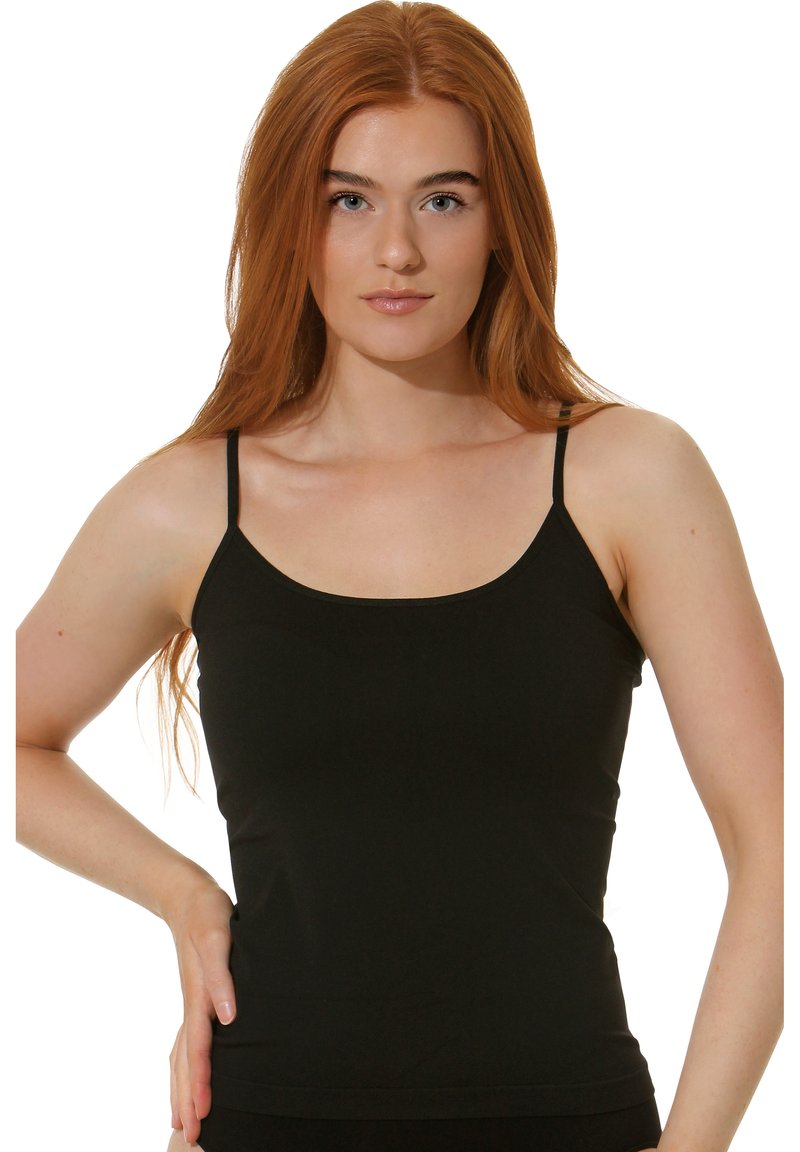 Top in raso nero con spalline sottili, texture liscia, design aderente e scollatura arrotondata, caratterizzato da uno stile semplice e minimalista.