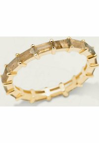 Bague dorée ornée d'accents rectangulaires texturés avec une finition polie et des liens géométriques, créant une apparence structurée.