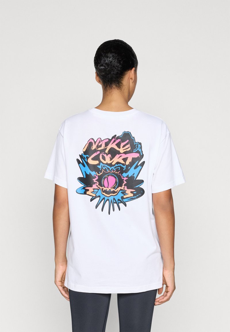 Λευκό κοντομάνικο μπλουζάκι με πολύχρωμο γραφικό σχέδιο στην πλάτη, με το "NIKE COURT" σε ροζ και μπλε λεπτομέρειες.