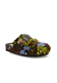 Zueco sin hebillas con piel sintética multicolor en verde, azul, marrón y blanco, que presenta una amplia correa de cuero marrón oscuro con una hebilla dorada.