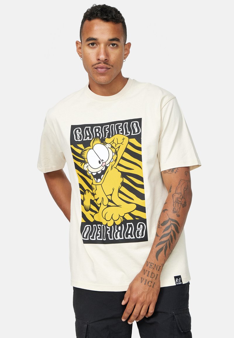 Cremefarvet t-shirt med grafik af Garfield, med en baggrund i gule og sorte striber, korte ærmer og en afslappet pasform.