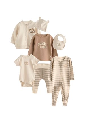 Set med babykläder i beige och mjuka bruna nyanser. Inkluderar en cardigan, sweatshirt, bodysuit, byxor, randig pyjamas, mössa och haklapp.