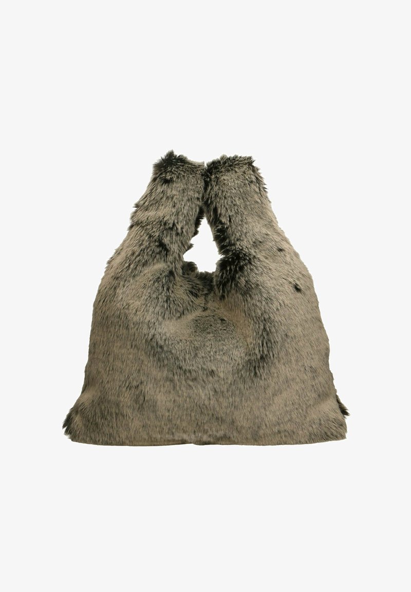 Borsa tote in finta pelliccia grigia con texture morbida, forma unica che presenta due manici nella parte superiore, e variazioni tonali nella pelliccia.