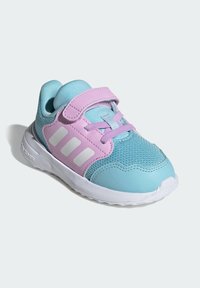 Niebiesko-różowe sportowe buty z siateczkową cholewką, paskiem na rzep, białymi akcentami i teksturowaną podeszwą. Lekka konstrukcja zapewniająca komfort i swobodę ruchów.