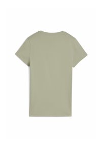 Camiseta verde claro hecha de algodón suave, con mangas cortas y cuello redondo. Textura suave sin adornos ni patrones.