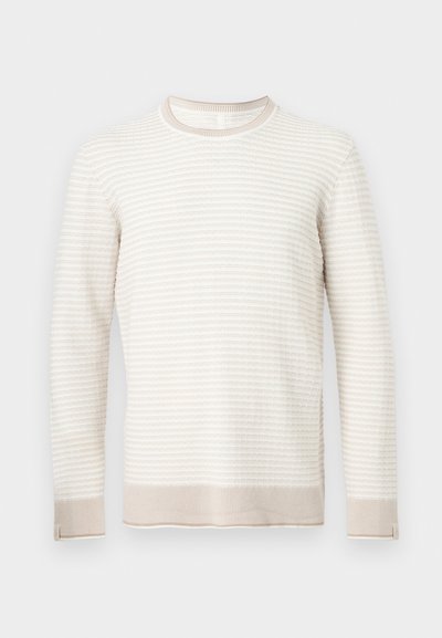 Μπεζ και εκρού πλεκτό πουλόβερ με μακριά μανίκια, υφή με οριζόντιο ριμπ μοτίβο, στρογγυλή λαιμόκοψη και ριμπ μανσέτες και τελείωμα.