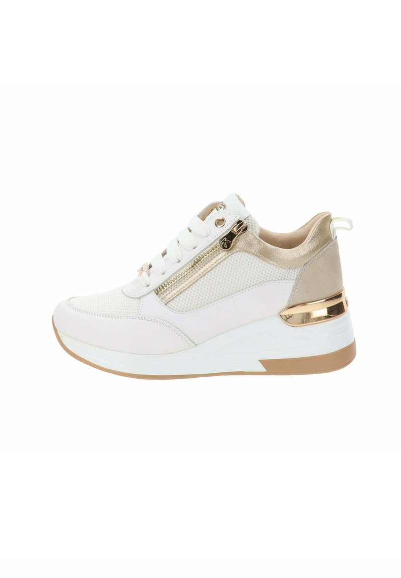 Sneaker bianco con materiali in rete e pelle, dettagli dorati, cerniera laterale e suola chunky con base marrone.