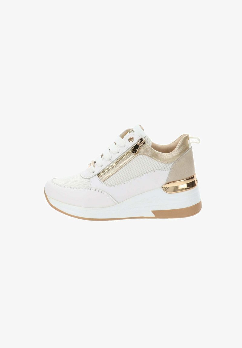 Sneaker bianco con materiali in rete e pelle, dettagli dorati, cerniera laterale e suola chunky con base marrone.