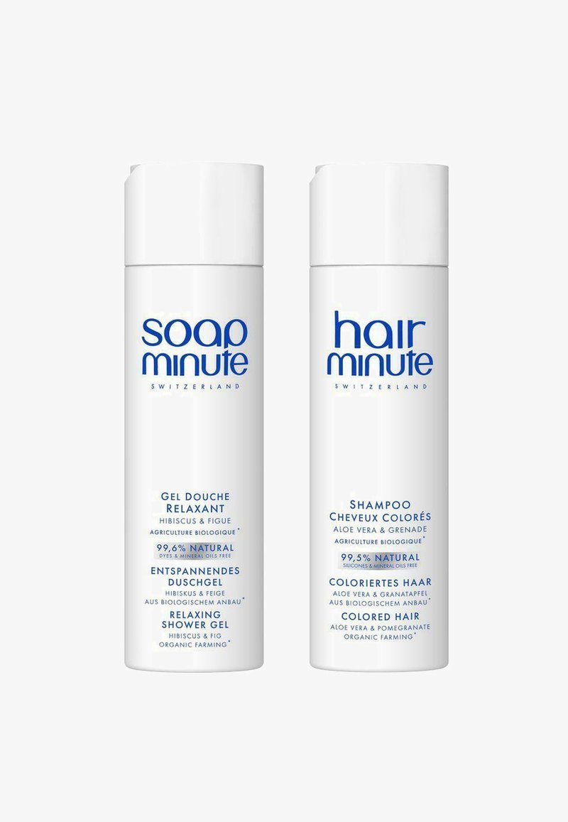 Deux bouteilles blanches étiquetées "minute de savon" et "minute de cheveux". L'une contient un gel douche relaxant avec de l'hibiscus et de la figue ; l'autre, un shampoing pour cheveux colorés avec de l'aloe vera et de la grenade.