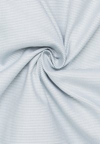 Helles Blau und weiße strukturierte Stoff mit einem kleinen karierten Muster, dargestellt in einer gedrehten Anordnung, um seine glatte Oberfläche zu zeigen.