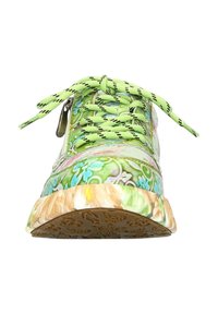 Baskets à motifs floraux verts avec semelle en caoutchouc texturée, dotées de lacets rayés verts et noirs et d'un simple accent métallique.