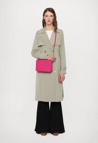 MICHAEL Michael Kors SET CROSSBODY CROSSGRAIN RHODIUM - Torba preko tijela - wild berry