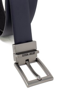 Marine lederen riem met een matte zilveren metalen gesp, met een rechthoekige vorm en een gespsluiting met een pen. Gelaagde strapoppervlak.