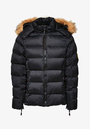 Mustern mustakateks vest, millel on eemaldatav karvane kapuuts, quiltitud disain ja lukuga esiosa, küljetaskud ja reguleeritavad nöörid.