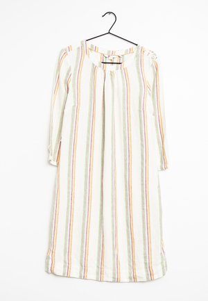 Pitkähihainen, polvipituinen valkoinen mekko, jossa on pystysuorat pastelliraidat oranssissa, vihreässä ja violetissa, ripustettuna mustaan henkariin.