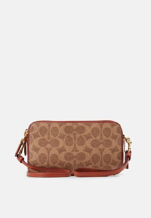 Mała prostokątna brązowa bransoletka z beżowym wzorem monogramu i odpinanym skórzanym paskiem na białym tle.