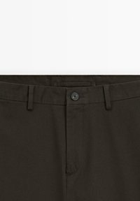 Donkergroene broeken met een gladde textuur, voorzien van een knoopsluiting aan de voorkant en riemlussen. Standaardzakken aan de zijkanten en achterkant.