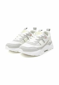 Sneaker grigio chiaro e bianche con tomaia in mesh e suede, suola scanalata, punta rotonda e linguetta posteriore per una facile indossabilità.