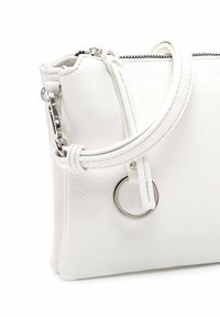 Bolso de mano de cuero blanco con un acabado texturizado, cierre superior con cremallera y correa desmontable. Cuenta con un detalle de anillo de herrajes plateados.