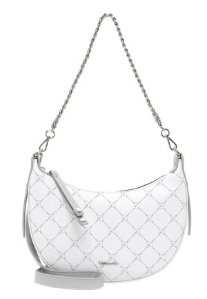 Biała torebka w kształcie półksiężyca z szarym diamentowym wzorem, srebrnym łańcuszkiem, zamkiem błyskawicznym i odpinanym szarym paskiem na ramię.