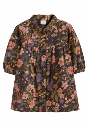 Mørk blomsterbabykjole med puffærmer, knapper foran, krave og to forlommer, med mønster af pink, lilla og grønne blomster.