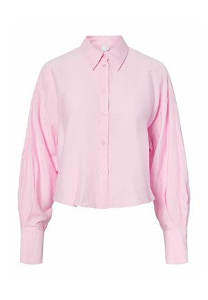 Chemise rose à manches longues avec boutons, col pointu et manches légèrement bouffantes, présentée sur un fond blanc.
