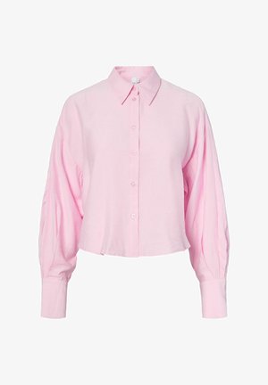 Chemise rose à manches longues avec boutons, col pointu et manches légèrement bouffantes, présentée sur un fond blanc.