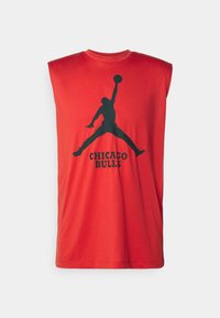 Rød ærmeløs sportstrøje lavet af blødt stof med en sort silhuetgrafik af en basketballspiller og teksten "Chicago Bulls".