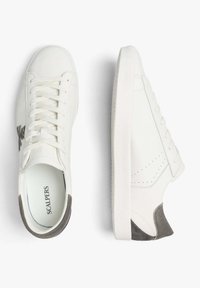 Weiße Leder-Sneaker mit grauen Wildledereinsätzen, runde Zehenform, flache Gummisohle und durchbrochene Details. Schnürsenkel und Markenlogo an der Seite sichtbar.