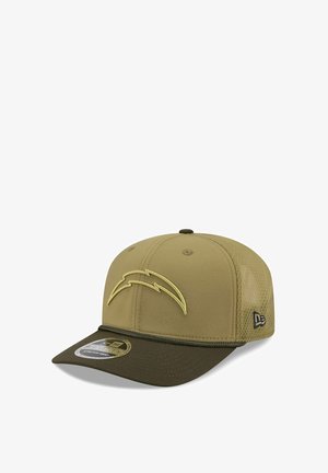 Olivgrüner Baseballcaps mit strukturiertem Netzeinsatz an der Seite, versehen mit einem gestickten gelben Blitz-Logo auf der Vorderseite und einem flachen Schirm.