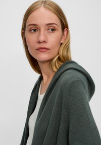 s.Oliver LONG KAPUZE - Cardigan - olivgrün