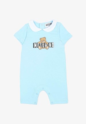Barboteuse bébé bleu clair avec col claudine blanc, motif ours en peluche, et texte "MOSCHINO" sur la poitrine, boutons-pression en bas.