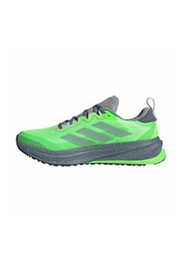 Chaussures de course avec un dessus en maille vert vif, accents gris et semelle intermédiaire gris moucheté. Semelle texturée pour une meilleure adhérence et soutien.
