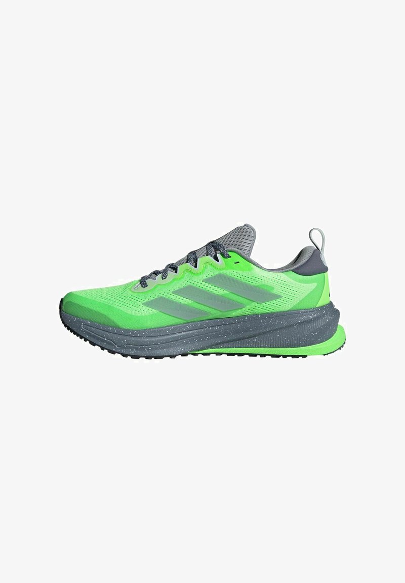 Chaussures de course avec un dessus en maille vert vif, accents gris et semelle intermédiaire gris moucheté. Semelle texturée pour une meilleure adhérence et soutien.