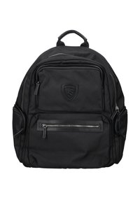 Zaino nero in nylon con finitura testurizzata, dotato di una tasca frontale con zip e un logo a scudo. Presenta spallacci regolabili e un manico superiore.