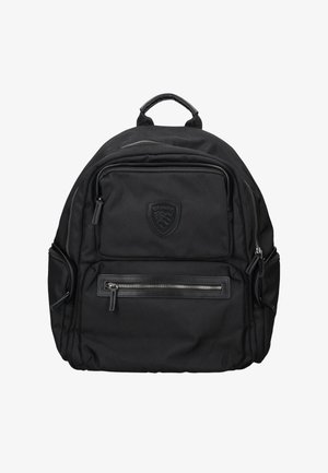 Zaino nero in nylon con finitura testurizzata, dotato di una tasca frontale con zip e un logo a scudo. Presenta spallacci regolabili e un manico superiore.