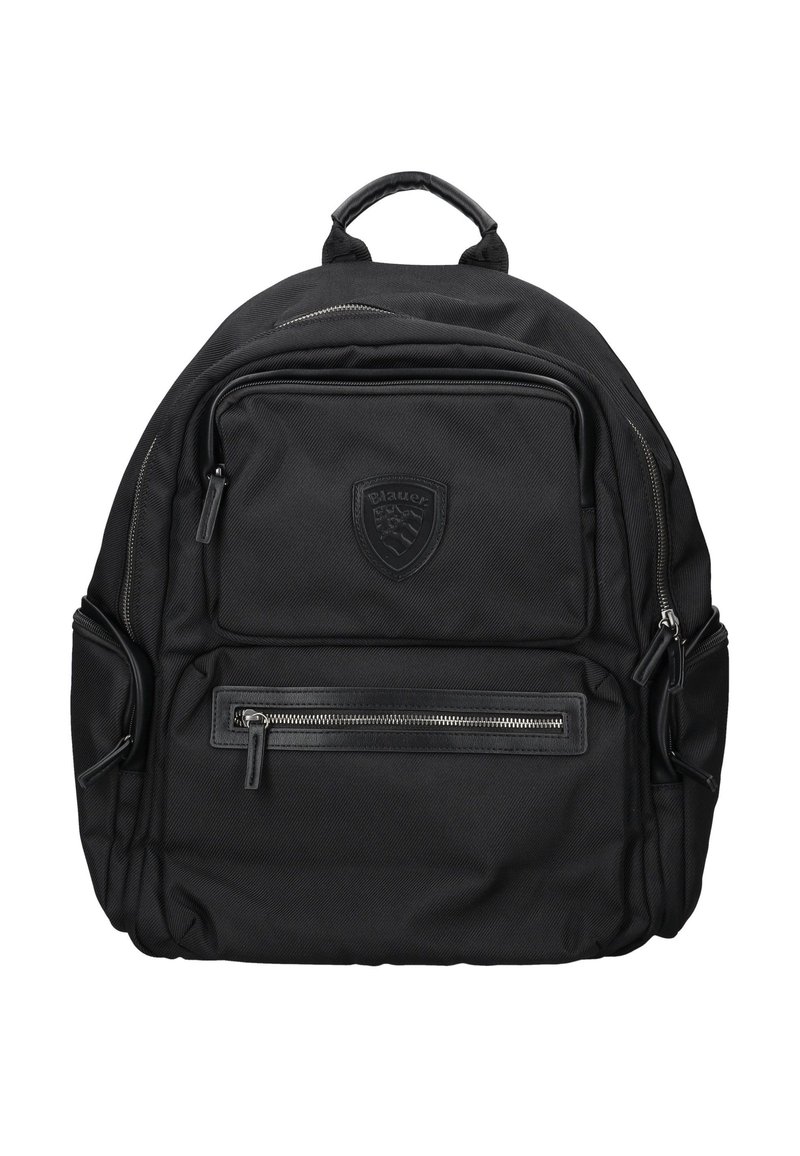 Zaino nero in nylon con finitura testurizzata, dotato di una tasca frontale con zip e un logo a scudo. Presenta spallacci regolabili e un manico superiore.