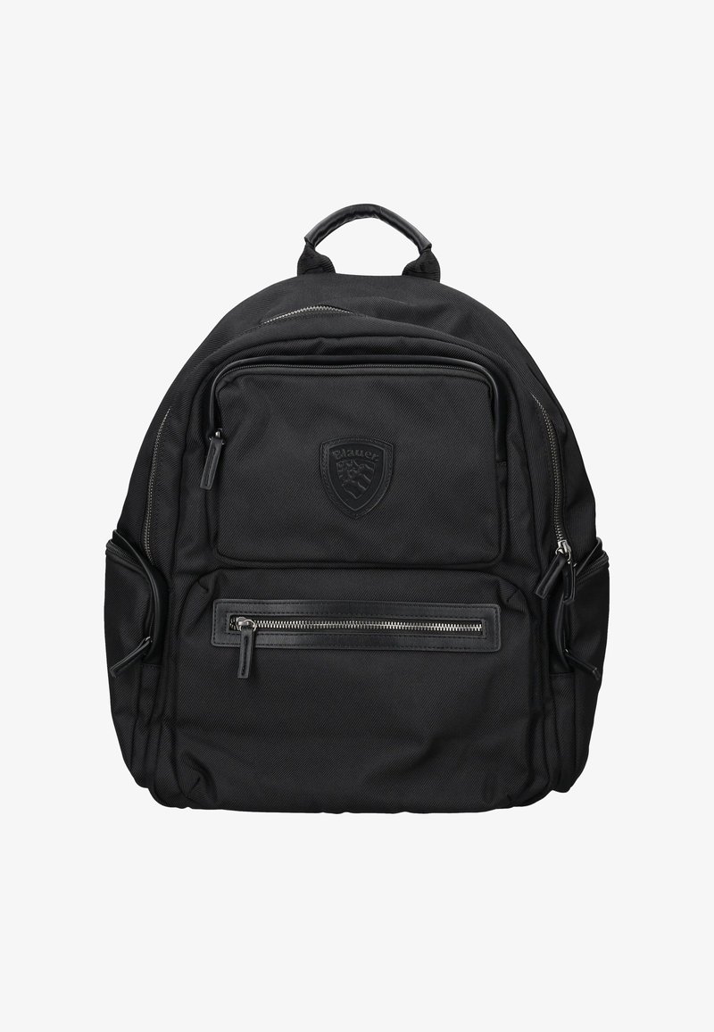 Zaino nero in nylon con finitura testurizzata, dotato di una tasca frontale con zip e un logo a scudo. Presenta spallacci regolabili e un manico superiore.