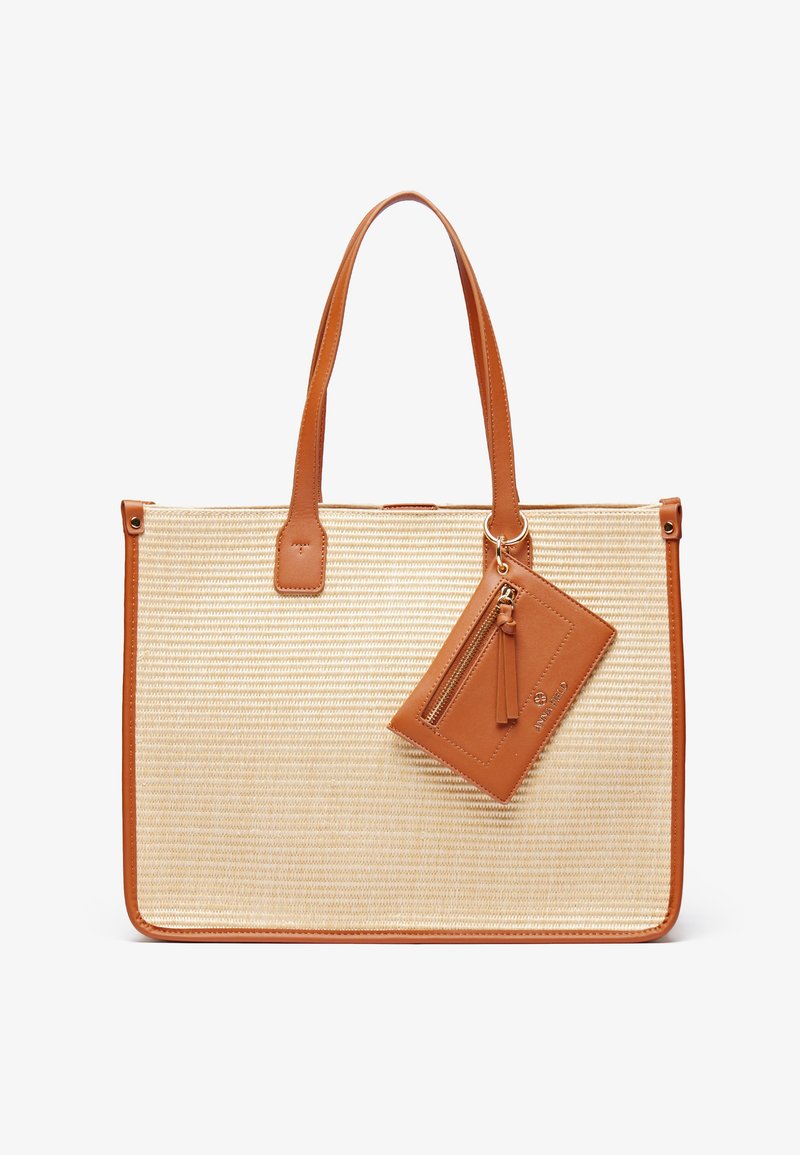 Borsa tote con corpo in paglia intrecciata e dettagli in pelle color beige. Presenta due manici lunghi e una pochette rimovibile abbinata con zip.