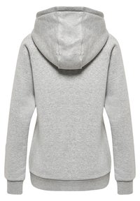 Jasnoszara bluza z kapturem o miękkiej fakturze, z regulowanym kapturem, długimi rękawami oraz ściągaczami przy mankietach i u dołu. Brak widocznych elementów graficznych z przodu.