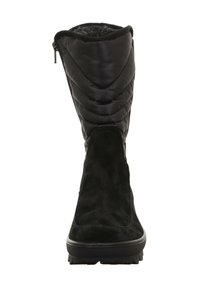 Černá zimní bota s prošívaným svrškem, bočním zipem, umělou kožešinou uvnitř, semišovým spodkem a robustní gumovou podrážkou, pohled zepředu.