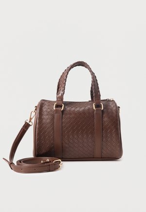 Borsa a mano in pelle intrecciata di colore marrone scuro con manici doppi intrecciati, accessori in oro e tracolla staccabile arrotolata davanti.