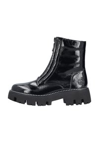 Botines de charol negro con suela gruesa, que cuentan con una cremallera lateral, un cuerpo texturizado y costuras decorativas en blanco.