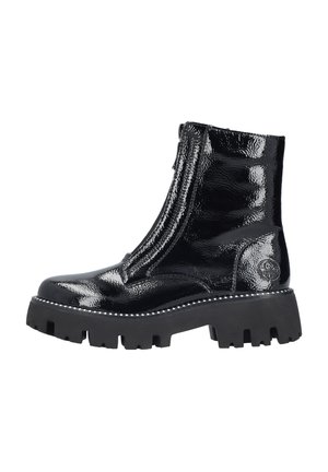 Bottines en cuir verni noir avec une semelle épaisse, dotées d'une fermeture éclair latérale, d'un corps texturé et de surpiqûres décoratives blanches.