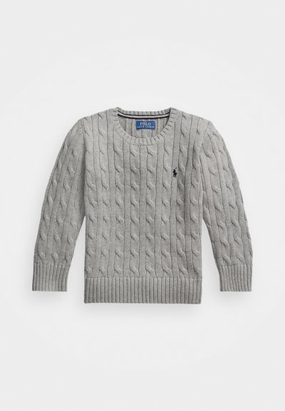Šedý sveter s pleteným vzorom a rebrovaným lemom a manžetami, s malým textúrovaným logom na ľavom prsníku. Okrúhly výstrih.