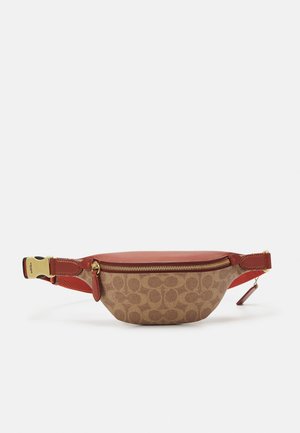 Sac banane en toile monogrammée marron et cuir avec fermeture éclair dorée et sangle réglable à boucle sur fond blanc.