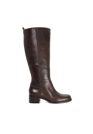 Botte montante en cuir marron foncé jusqu'au genou avec un talon bloc bas et un bout arrondi, vue de profil sur fond blanc.