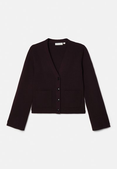 Tumman viininpunainen neuletakki, jossa on V-kaula-aukko, pitkät hihat, viisi nappia ja kaksi etutaskua. Kangas näyttää sileältä ja hieman teksturoidulta.