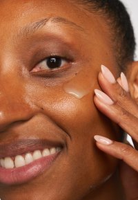 SKIN by Revolution REVOLUTION SKINCARE X SALI HUGHES MUST-C DAILY SERUM nieokreślony