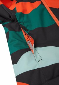 Giacca colorata con un motivo a strisce arancioni e verde scuro. Presenta una cerniera arancione e un tessuto leggero e testurizzato.